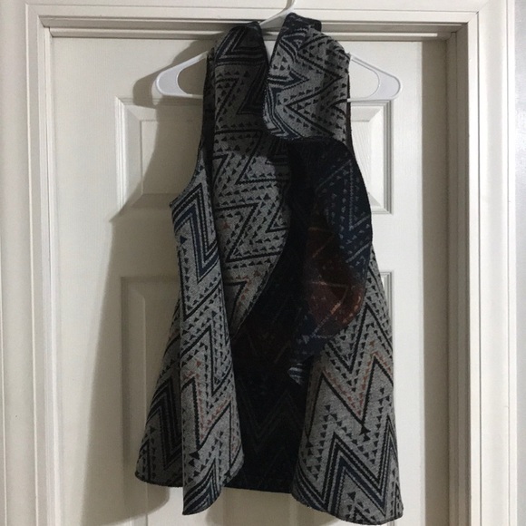 Beautiful Patterned Open-Front Vest - Picture 1 of 8